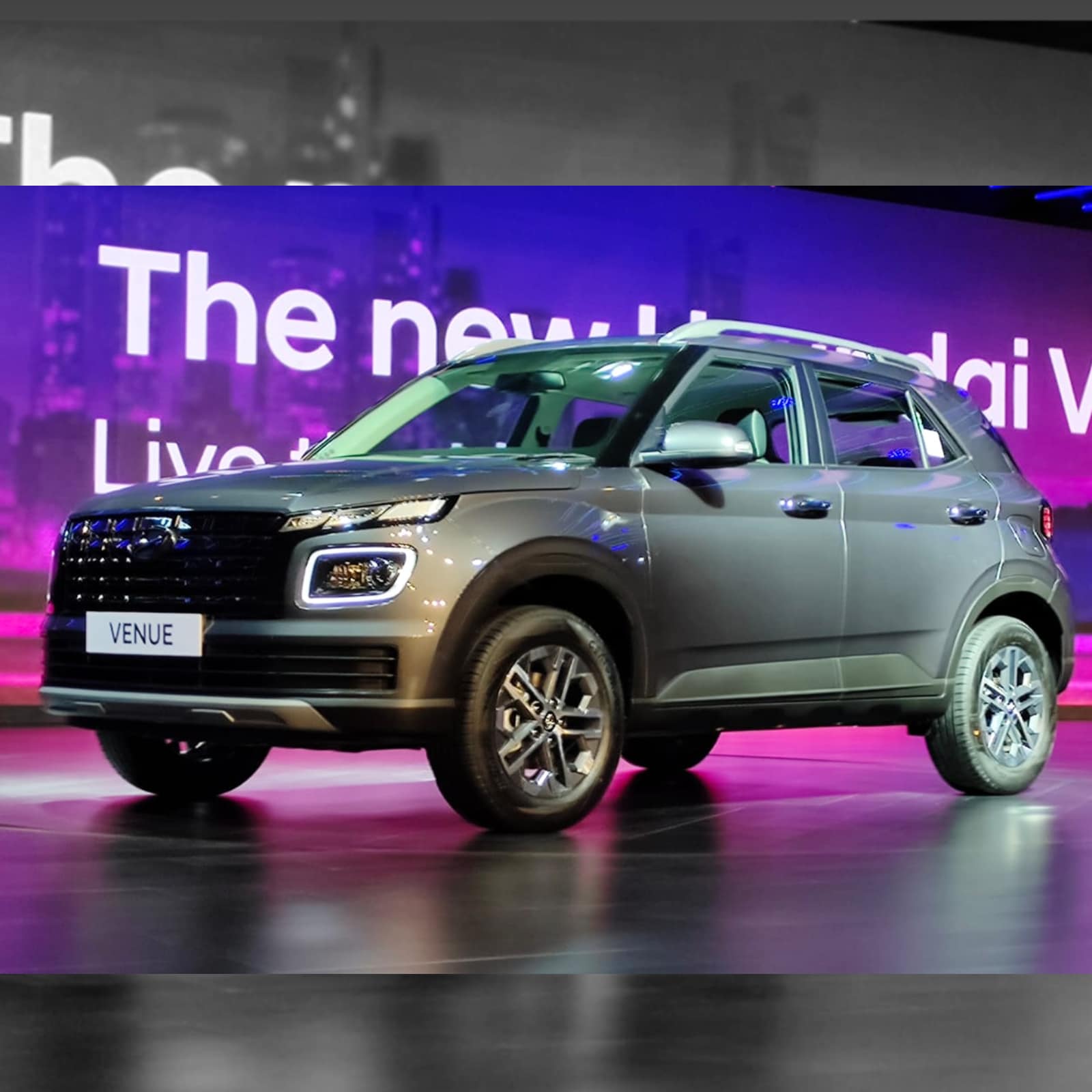 Hyundai Venue 2026 मॉडल स्टेज पर लॉन्च इवेंट में प्रदर्शित, ग्रे कलर SUV नए डिजाइन, LED हेडलाइट्स और प्रीमियम लुक के साथ