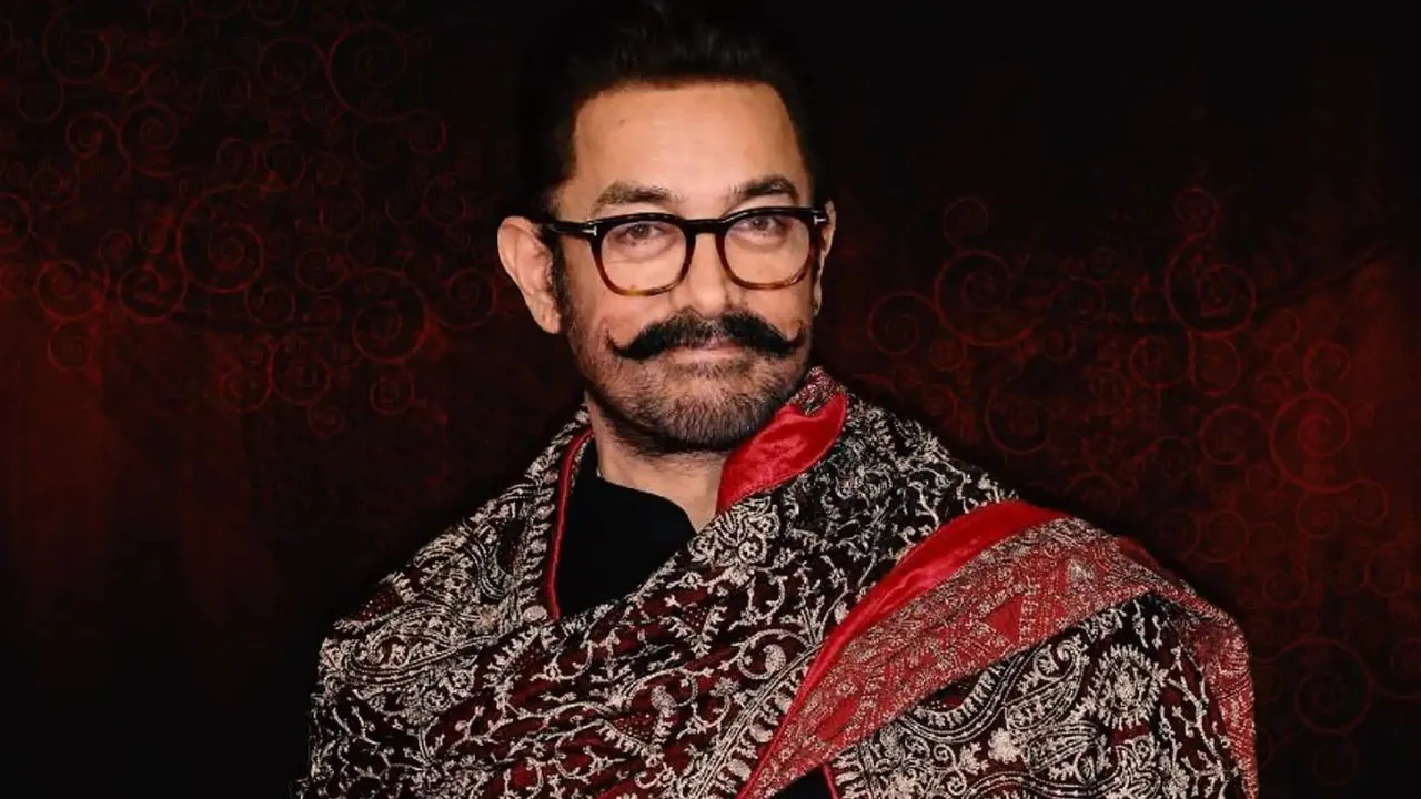 एक मुस्कुराते हुए आमिर खान की फोटो