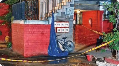 दक्षिण दिल्ली में एक घर के बाहर पुलिस बैरिकेडिंग और पीली टेप लगी हुई