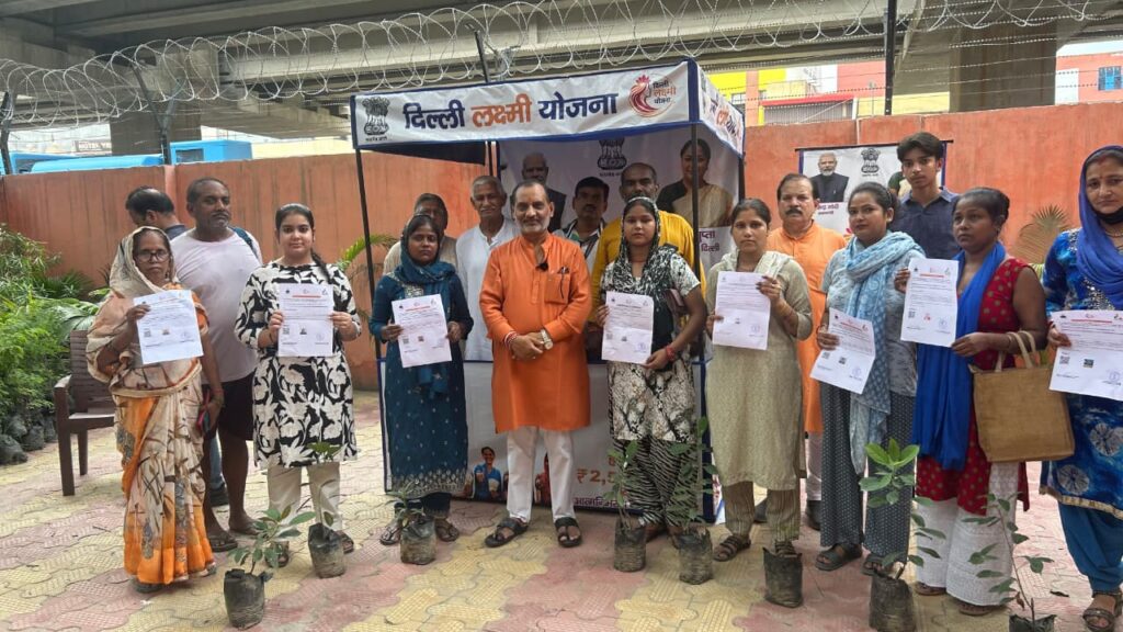 घोंडा विधायक सेवा सदन में दिल्ली लक्ष्मी योजना के लिए आवेदन करती महिलाएं।